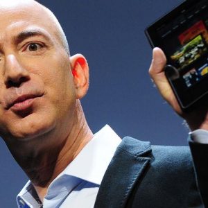 Amazon, l’ultima idea di Bezos: il Kindlephone, metà smartphone metà lettore di e-book