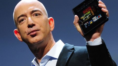 Amazon, l’ultima idea di Bezos: il Kindlephone, metà smartphone metà lettore di e-book