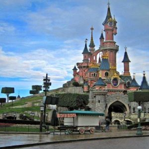 Euro Disney, kriz ve hava nedeniyle daha az ziyaretçi