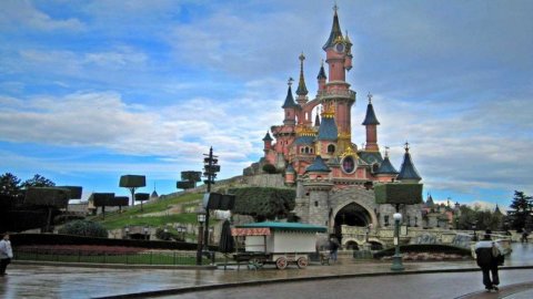 Euro Disney, meno visitatori per colpa di crisi e meteo
