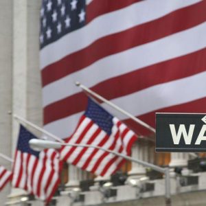 Wall Street vola con le banche, Milano con il lusso: spread sotto 300