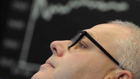 Piazza Affari vola con Telecom e Moncler. Giù lo spread, bene i titoli bancari