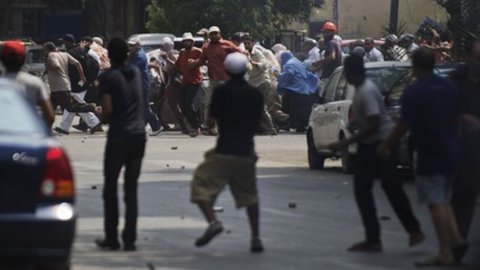 エジプト、プロモルシのデモ隊に対する軍隊：少なくとも40人が死亡、おそらく数百人