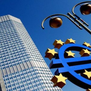 ECB: "خریداری کے ساتھ آگے بڑھیں۔ لیکن ہمیں یورپی یونین کی مدد کی بھی ضرورت ہے۔