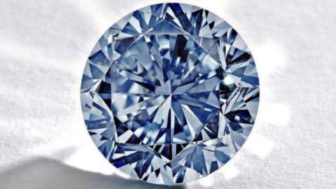 Hong Kong, il più grande diamante di sempre: “Premier blu” all’asta il 7 ottobre da Sotheby’s