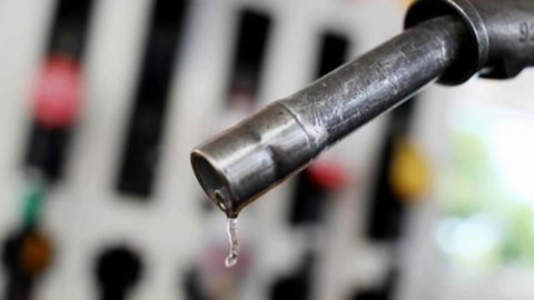 Il petrolio sale, Eni alza i prezzi raccomandati di benzina e diesel