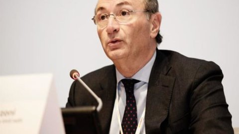 Banche a caccia di un nuovo modello, con l’occhio ai costi ma anche ai ricavi: da Mps a Unicredit