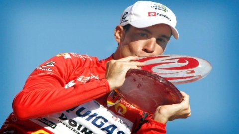 Vuelta: Nibali कठिनाई में अपने प्रतिद्वंद्वियों के लिए आशा पुनर्स्थापित करता है