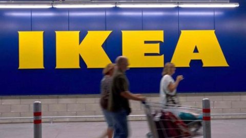 কে ইতালিতে সবচেয়ে আসবাবপত্র কেনে? ikea