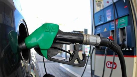 Benzina, ecco perchè in autostrada costa di più