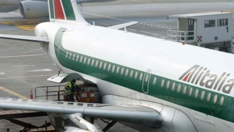 Alitalia sull’ottovolante: Etihad smentisce l’ultimatum, ma l’accordo resta in bilico