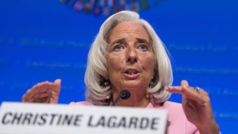 IMF の衝撃的な提案: 貯蓄に対する 10% の課税。 しかし、基金はこの勧告を拒否