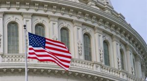 Bandiera Usa svendolta su palazzo governo