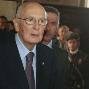 Napolitano defiende la ley de estabilidad: "Se necesita coraje, no temeridad"