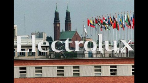 Electrolux plan: salaries halved and a closed factory, unions ask for government intervention