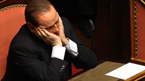 Berlusconi'nin çöküşü, Senato Konseyi karar verdi: Meclis'te açık oylama ve Şövalye öfkeli