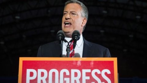 New York, De Blasio rieletto sindaco