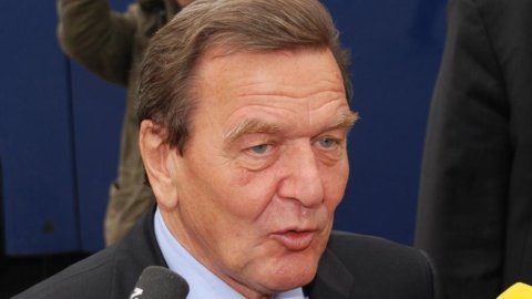 Schröder: “Basta austerità o l’Unione Europea muore”