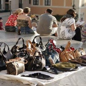 Confcommercio: abusivismo e contraffazione costano ogni anno 17,2 miliardi