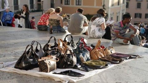 Confcommercio: abusivismo e contraffazione costano ogni anno 17,2 miliardi