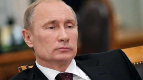 Russia, Putin all’attacco: “Banca centrale protegga il rublo”