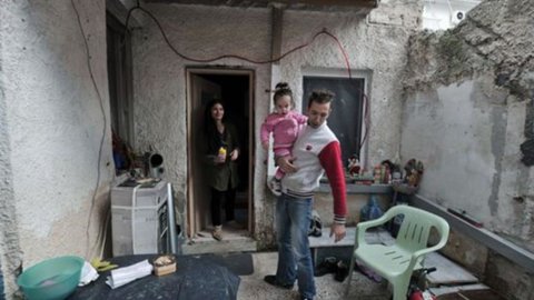 Greece, getting sick to recover from the crisis: to access subsidies, the poor self-inject HIV