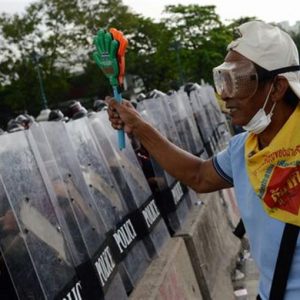 タイ、街頭暴動が広がり政府は均衡