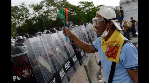 Thaïlande, les émeutes de rue se propagent et le gouvernement est dans la balance