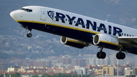 Ryanair reduce estimările de profit pentru 2016-17: scăderea lirei sterline cântărește