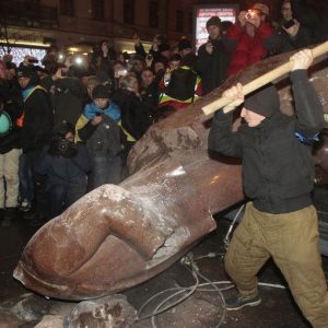 広場のウクライナ: キエフのレーニン像が取り壊される