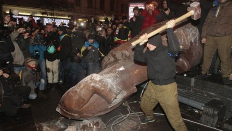 Украина на площади: памятник Ленину в Киеве снесен