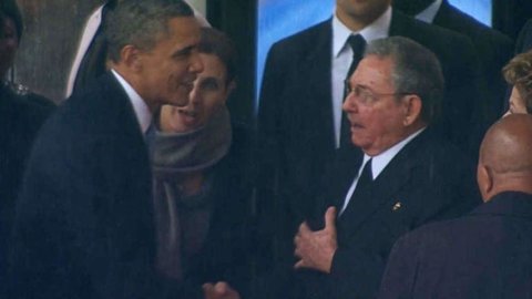 Funerali Mandela, storica stretta di mano Obama-Castro