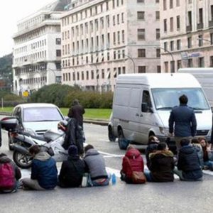 Tridentes, tercer día de protestas. Y el apoyo viene de la inédita pareja Grillo-Berlusconi