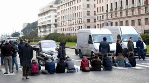 Dirgenler, protestoların üçüncü günü. Ve destek eşi görülmemiş Grillo-Berlusconi çiftinden geliyor.