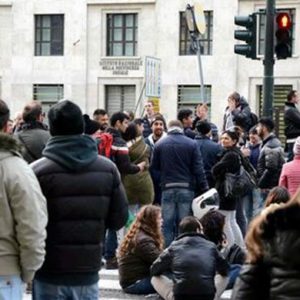 Mistgabeln, die Demonstration ist ein Flop. Nun steht der Umzug der Sozialzentren im Mittelpunkt