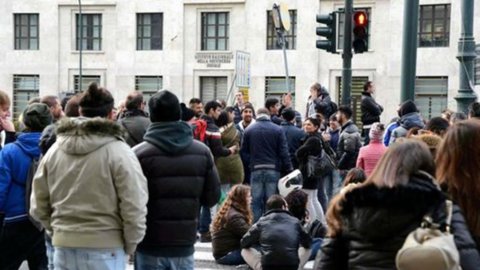 Mistgabeln, die Demonstration ist ein Flop. Nun steht der Umzug der Sozialzentren im Mittelpunkt