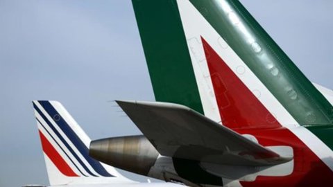 Alitalia-Fs: ڈیلٹا اور ایزی جیٹ پارٹنرز بلکہ Mef بھی داخل ہوتے ہیں۔