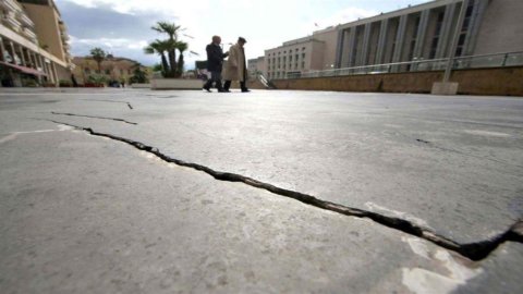 Gempa bumi, kebijakan anti-seismik Genialloyd tiba