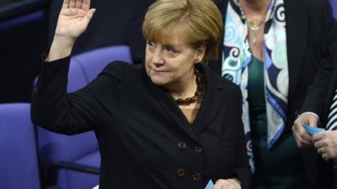 Merkel: “Cambiare i trattati Ue per consolidare l’euro, serve meccanismo per le riforme”
