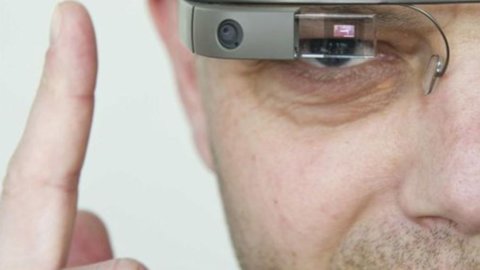 Google Glass, kedipan mata saja sudah cukup untuk mengambil gambar