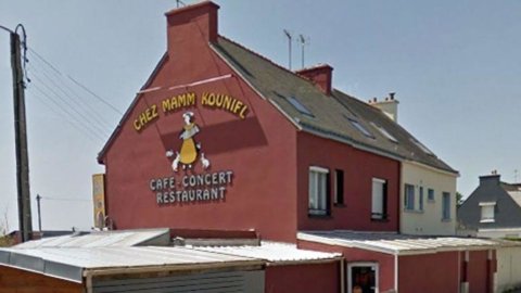 Burocrazia, tutto il mondo è Paese: in Francia multato un bar perché i clienti sparecchiano da soli