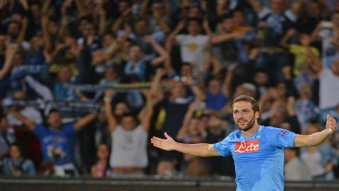 Napoli di Cagliari untuk mendekatkan Juve dan Roma