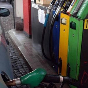 Carburanti: probabile weekend di ribassi