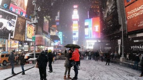 美国，一场暴风雪使该国东北部瘫痪。 三千个航班取消
