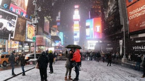 EUA, uma tempestade de neve paralisa o nordeste do país. Três mil voos cancelados