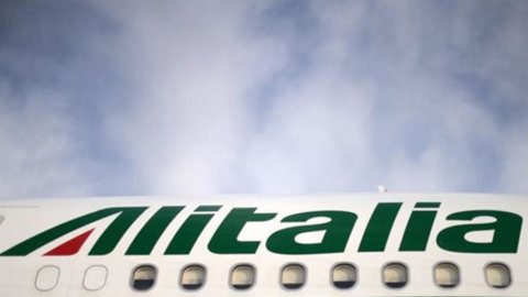 Alitalia, Poletti: “2.500 esuberi da fusione Etihad”