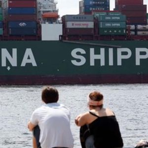 التجارة ، تتفوق الصين على الولايات المتحدة في المركز الأول
