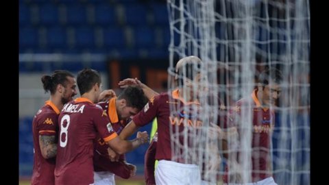 La Roma non molla e travolge il Livorno 3-0