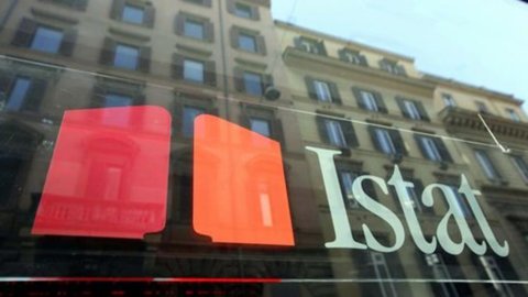 Istat: nel 2013 le retribuzioni battono l’inflazione, ma l’aumento è il più basso dal 1982 (+1,4%)