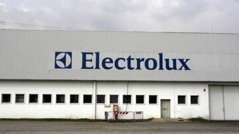 Electrolux: Kesediaan Midea China untuk membeli dikonfirmasi, tetapi Meloni menjalankan Golden Power (juga untuk Whirlpool)